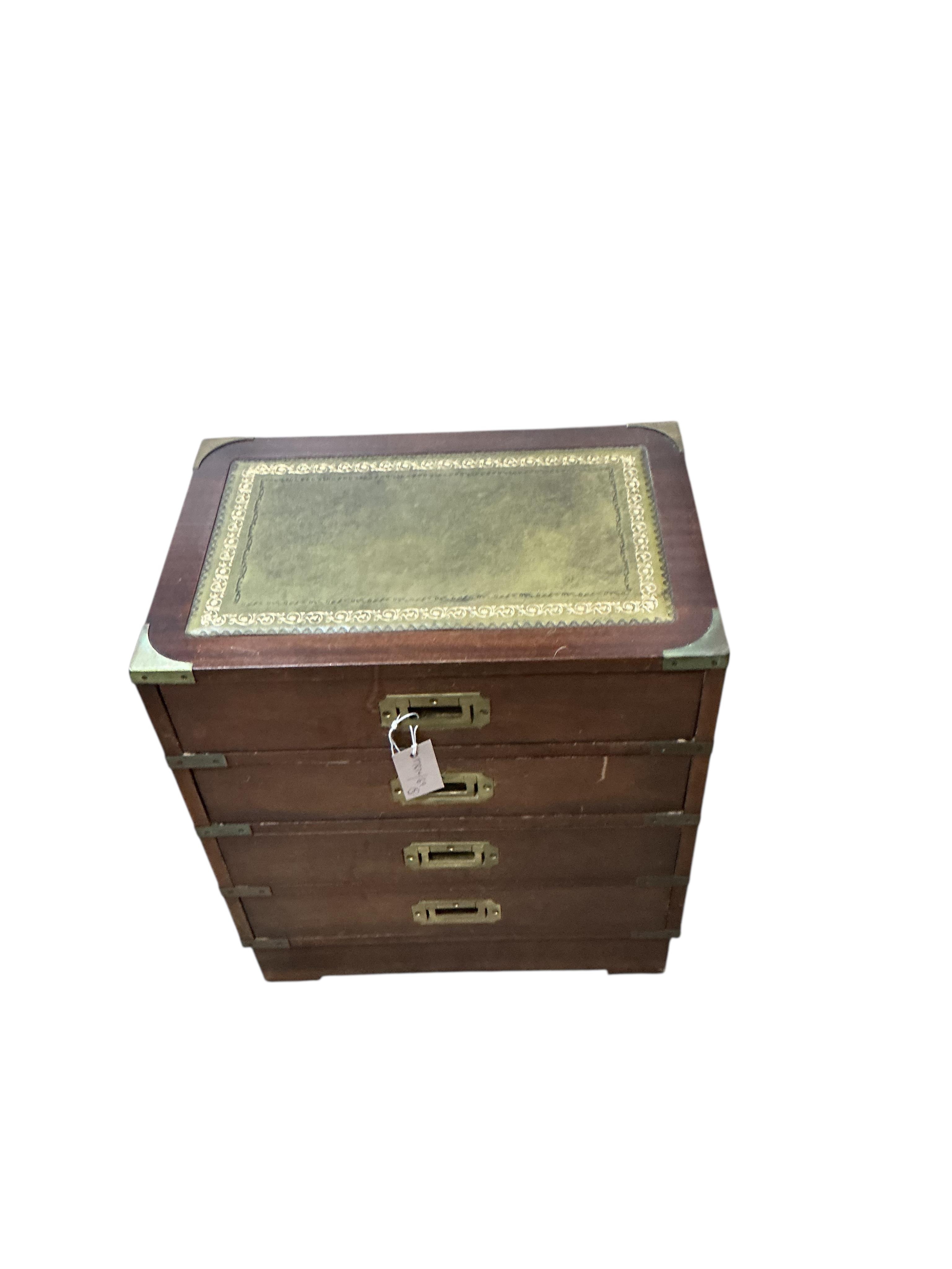 A reproduction military style brass mounted rectangular mahogany display table with hinged glazed top, width 99cm, depth 59cm, height 47cm together with a pair of similar bedside chests